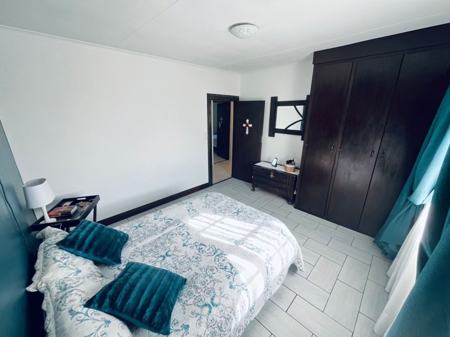 4 Bedroom Property for Sale in Oos Einde North West